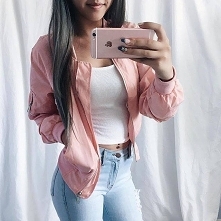 Stylizacja z różową kurtką bomber