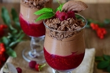 Czekoladowy mus z malinami i jadalną ziemią