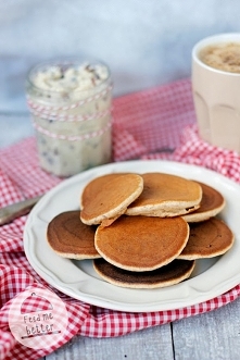 Lekkie placki orkiszowe (pancakes).