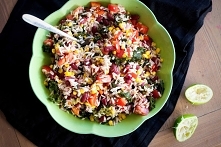 SAŁATKA Z RYŻEM, JARMUŻEM I KUKURYDZĄ