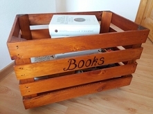 skrzynka na ksiażki z kółkami z wypalonym napisem