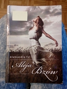 Książka warta przeczytania☺ 

"Miłość powinna się zdarzyć, a nie być uczuciem, o które na siłę zabiegamy."