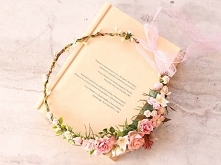 Starannie wykonany wianek ślubny ze sztucznych kwiatów najwyższej jakości. Trwały, piękny, idealny na ślub w stylu glamour, boho,rustic...

Wianek dostępny w sklepie ślubnym Mad...