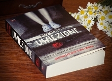 Pewnego wieczoru Summer idzie sama na imprezę. Nigdy na nią nie dociera. Lewis, jej chłopak, później nie może sobie wybaczyć, że nie było go przy niej.

W jednej chwili szczęśli...