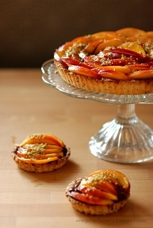 TARTA Z NEKTARYNKAMI, PISTACJAMI I MUSEM CZEKOLADOWYM.