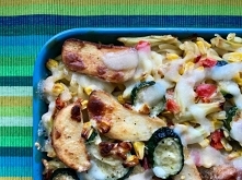 Makaronowa zapiekanka z warzywami w wersji wege i mięsnej