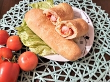 Domowe hot dogi.