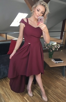 Sukienka Maxi Melba bordowa Zjawiskowa sukienka dedykowana na wyjątkowe okazje, wykonana została z miękkiej jednolitej tkaniny, która pięknie układa się na sylwetce, sukienka po...