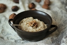 Bananowa kasza jaglana z orzechami włoskimi