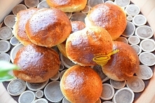 bułeczki maślane (puszyste) 

0,5 kg mąki pszennej tortowej + ewentualnie 2 łyżki do podsypania
3 żółtka (z jajek M)
50 gramów stopionego, schłodzonego masła
4 kopiaste łyżki cu...