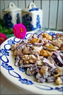 Sałatka z kurczakiem i czerwoną kapustą

pół główki czerwonej kapusty
podwójny filet z kurczaka
1 cebula
4 ogórki kiszone
przyprawa gyros
sól
pieprz
2 łyżki majonezu

 Kapustę p...