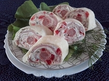 Roladki z tortilli, szynki i serka


Na 1 roladkę:
1 placek tortilli
1 serek śmietankowy ze szczypiorkiem 135 g.
pół papryki
3 plasterki szynki z komina
1 kabanos wieprzowy 

Pl...