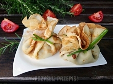 Sakiewki z pieczarkami i serem

Naleśniki:
1,5 szklanki mleka,
1 jajko,
szklanka mąki,
szczypta soli,
olej do smażenia,
Farsz:
50 dag pieczarek
1 duża cebula
4 łyżki oleju
sól, ...