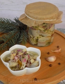 śledzik z jabłkiem i majerankiem

4 filety śledziowe a'la matias
kwaśne twarde jabłko
2 ogórki konserwowe
1/2 czerwonej cebuli
szczypiorek
1/2 szklanki oleju
majeranek
szcz...