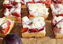 Najlepsze kruche ciasto na miodzie ze śliwkami, jabłkiem i bezą

 forma 21 x 28 cm, składniki na ciasto:

    mąka pszenna
    350 gramów

    schłodzone masło
    200 gramów

 ...