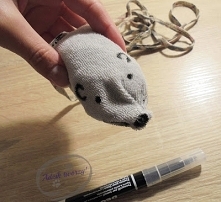 W kilka minut możesz stworzyć dla swojego kota zabawkę z recyklingu!
Łap za materiałowe ścinki, sznurek lub sznurówkę oraz szeleszczące papierki po cukierkach lub czekoladkach i...