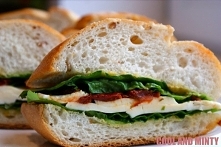 KANAPKA Z MOZARELLĄ I SUSZONYMI POMIDORAMI COOL