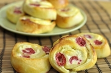 Drożdżówki z serem i malinami