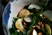 Rukola z parmezanem , orzechami i gruszką