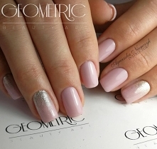 Coś dla wielbicielek klasycznych nudziaków
Manicure hybrydowy w kolorze Beige Cream NO.1015.