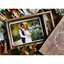 Drewniane pudełko na zdjęcia + pendrive 16 GB