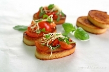 Bruschetty z pomidorkami, rukolą i bazylią
