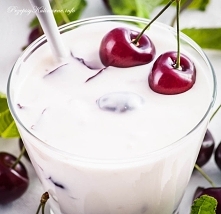 Puszysty koktajl śmietankowy z wiśniami