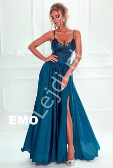 Długa sukienka wieczorowa w morskim kolorze z górą zdobioną koronką i cekinami.