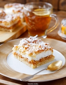 Szarlotka z bezą

Ciasto kruche

    3 szklanki (450 g) mąki pszennej
    1/3 szklanki cukru
    1 cukier wanilinowy
    1 łyżeczka proszku do pieczenia
    250 g masła 
    50 ...