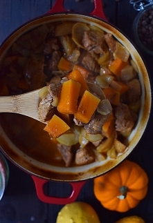 Gulasz z karkówką, dynią i jabłkami