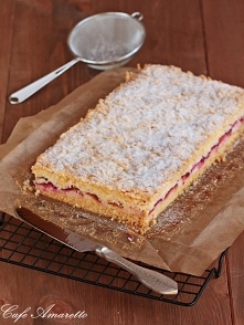 Kruchy placek waniliowo-kokosowy ze śliwkami