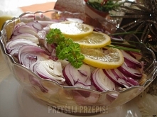 Śledzie z czerwoną cebulą z jabłkiem i ogórkiem

60 dag solonych matjasów
3 czerwone cebule
1 winne jabłko
2 średnie ogórki korniszony
Przyprawy: kolorowy pieprz, ziele angielsk...