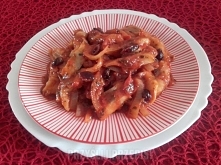 Śledzie w sosie pomidorowym z suszoną żurawiną

6 płatów śledziowych
2 cebule
10 dag . suszonej żurawiny
3 łyżki oleju
1 szklanka przecieru pomidorowego
1 łyżka czosnku niedźwie...