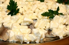 Śledzie solone w śmietanie 


    śledzie solone (jedno wiaderko czyli ok. 7 płatów)
    2,5 jabłka
    4-5 łyżek śmietany (18%)
    sól i cukier
    ewentualnie natka pietruszk...