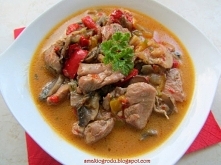 GULASZ Z INDYKA Z PAPRYKĄ I PIECZARKAMI