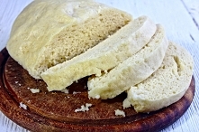 Knedlik Czeski Knedlik to bardzo popularny dodatek do dań zarówno wytrawnych, jak i słodkich 100ml mleka 20g świeżych drożdży 2 łyżki cukru 250g mąki pszennej 1 jajko szczypta s...