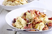 Haluszki Bryndzowe 3 duże ziemniaki 1 jajko sól do smaku pieprz czarny do smaku mąka pszenna 150 g bryndzy Obrane ziemniaki zblenduj na gładką masę. Wymieszaj ją z jajkiem, solą...