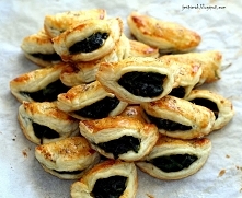 Francuskie paszteciki szpinakowe Składniki na 20 pasztecików: płat ciasta francuskiego 200 g świeżych liści szpinaku 2 ząbki czosnku sól i pieprz jajko oliwa do smażenia Rada: f...