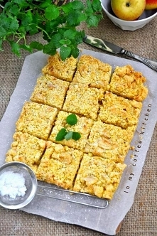 Składniki:

2 szklanki mąki pszennej

1/2 szklanki cukru

1 jajko

1,5 łyżeczki proszku do pieczenia 

125g masła

3 średnie jabłka (najlepiej kwaśne)

cukier puder do posypania...