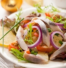 Sałatka śledziowa z fasolką i pomidorem