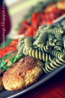 Pulpeciki kalafiorowe i makaron z pokrzywą