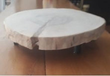 drewniany krążek na stalowych nóżkach, super prezentuje się jako tacka, podkładka, jako naturalny oryginalny dodatek do wnętrza.