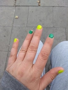 Własnoręcznie pomalowane paznokcie na akademii piękności na kolor żółty i zielony. Zielony lakier firmy Bell tropical fun kupiony w biedronce a żółty lakier firmy Lovely style d...