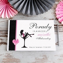 Księga na pamiątkowe wpisy, życzenia i porady dla Przyszłej Panny Młodej to dobry pomysł na osobisty prezent, do którego Panna Młoda będzie wracać po latach.