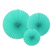 Papierowe rozety w niesamowitym kolorze tropikalnego turkusu to prosty sposób na efektowną dekorację na wieczór panieński.