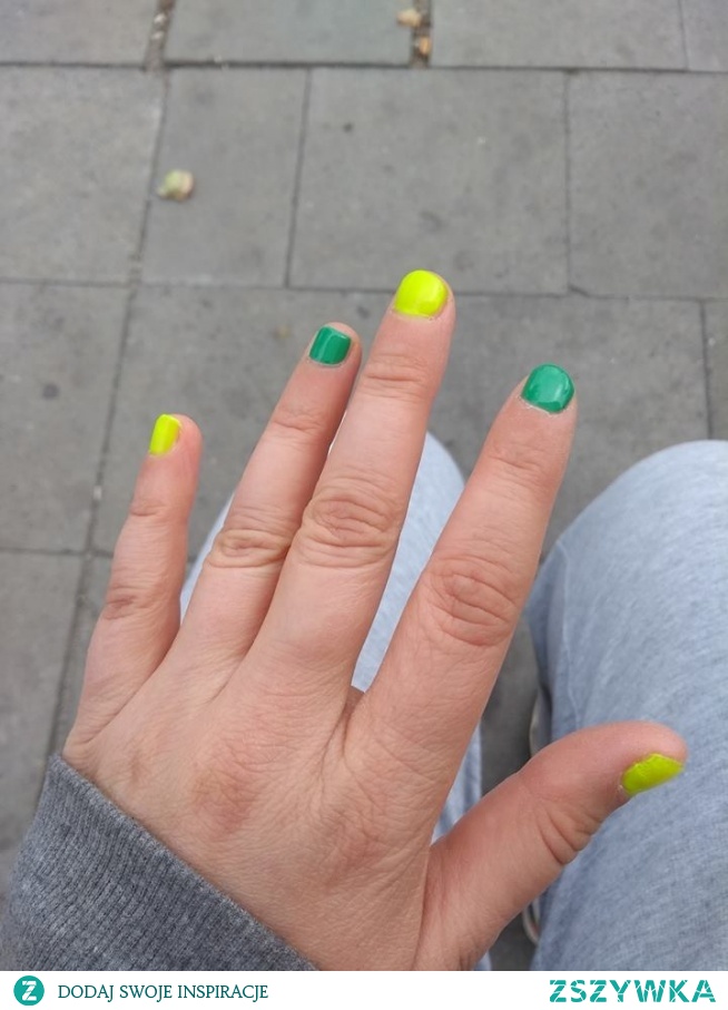 Własnoręcznie pomalowane paznokcie na akademii piękności na kolor żółty i zielony. Zielony lakier firmy Bell tropical fun kupiony w biedronce a żółty lakier firmy Lovely style diary kupiony w rossmannie :)