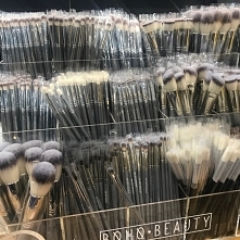 Pędzle do makijażu Boho Beauty to piękno samo w sobie. To pędzle wykonane z najlepszego włosia, zarówno syntetycznego jak i naturalnego. Szare trzonki są ośmiokrotnie lakierowan...