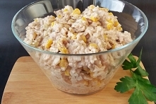 Sałatka z tuńczykiem, kukurydzą i ogórkiem