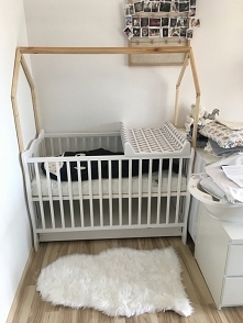 skoro pokazuję inne inspiracje, to też mogę swoje pokazać :) jak ja urządziłam kącik dla synka. Łóżeczko zamówione było na allegro a konstrukcję dachu zrobił mąż (wyszła ona oko...