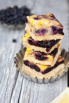 KRUCHE CIASTO Z JAGODAMI I KREMEM CYTRYNOWYM